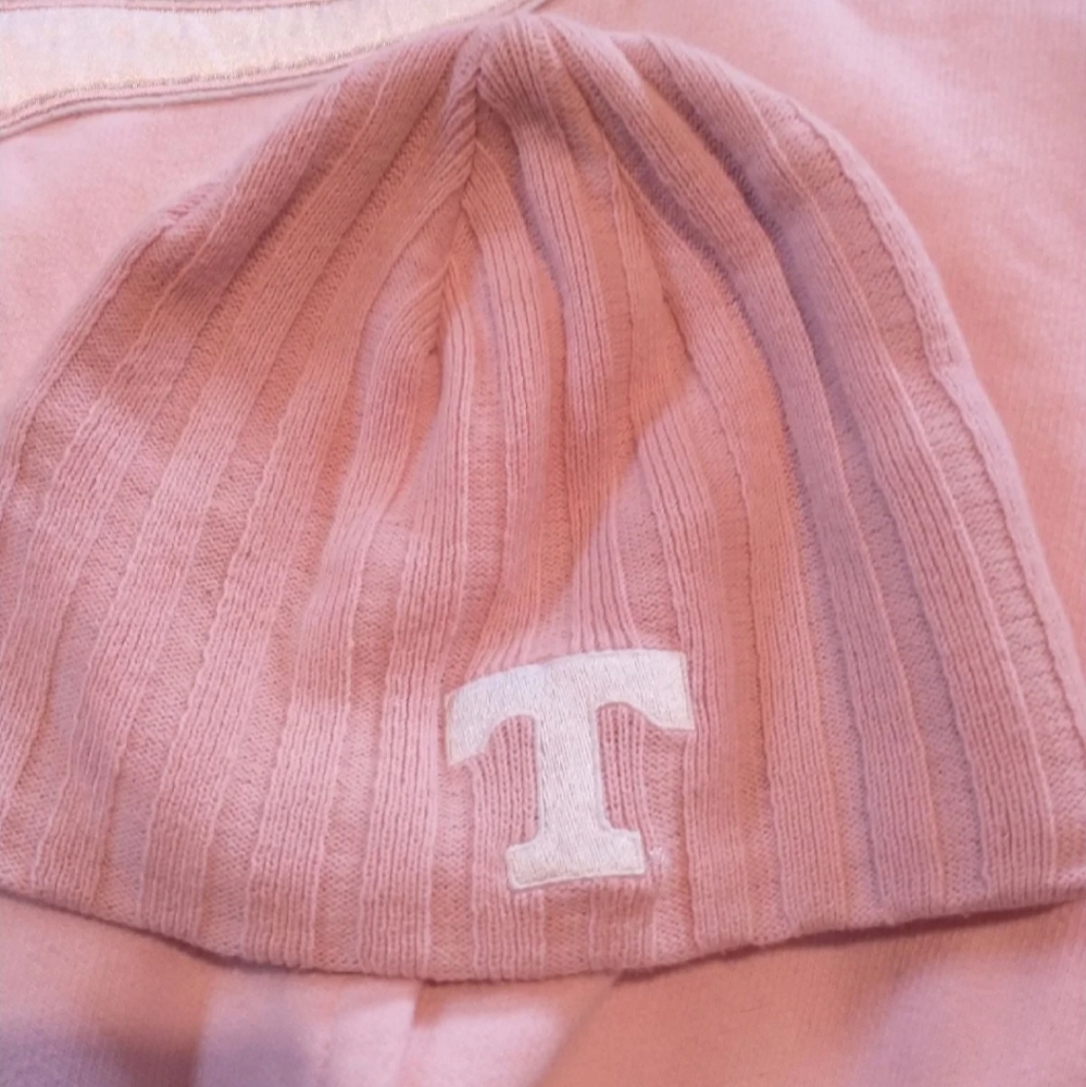Pink Tennessee beanie & vintage sweatshirt